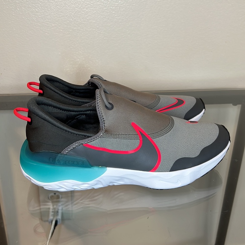 *NEW* NIKE FLOW ROAD RUNNING SNEAKERS YOUTH SIZE 6.5